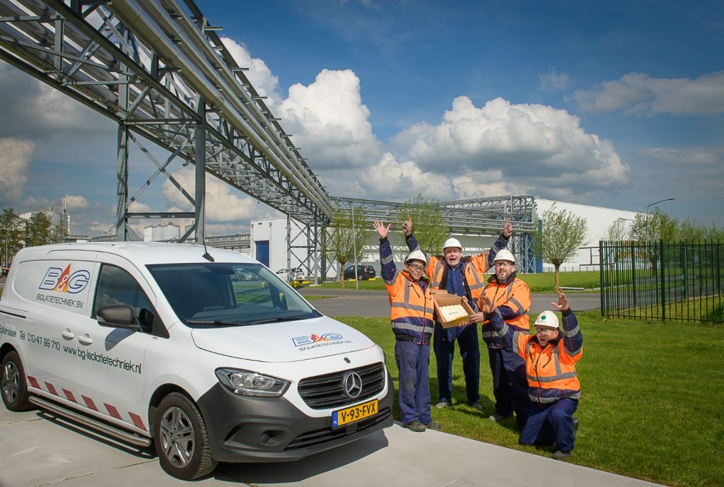 Blije bouwvakkers met voertuig op zonnige dag buiten